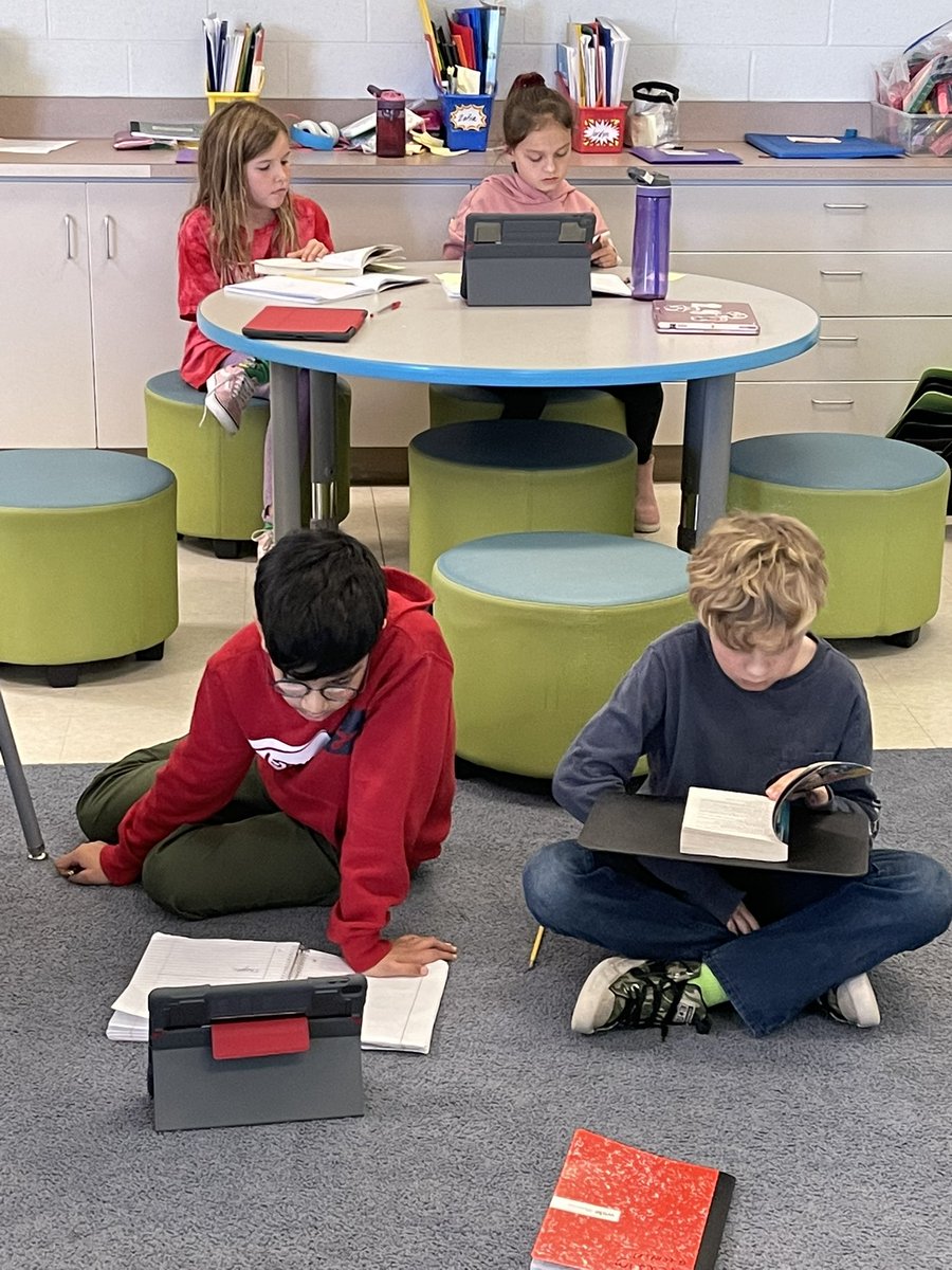 LinesDen28's tweet photo. Reading in our book clubs today. Ss are focused on taking notes and being able to use their notes for book talks. #linesdoesitwrite https://t.co/T83CyotTfp