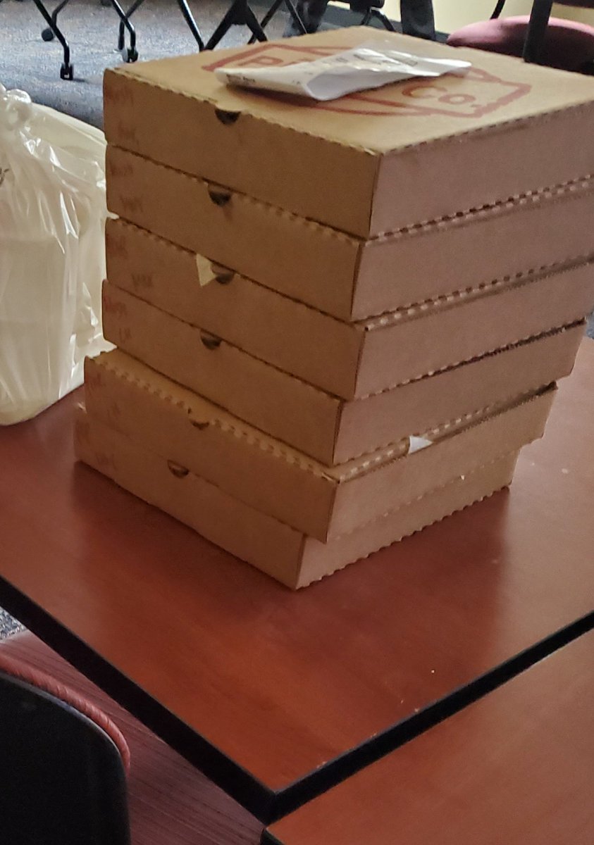 ShamiraGelbman's tweet photo. TFW someone else's pizza order shows up in the middle of your class π€·ββοΈ#BaxterHall https://t.co/ounm280M0o