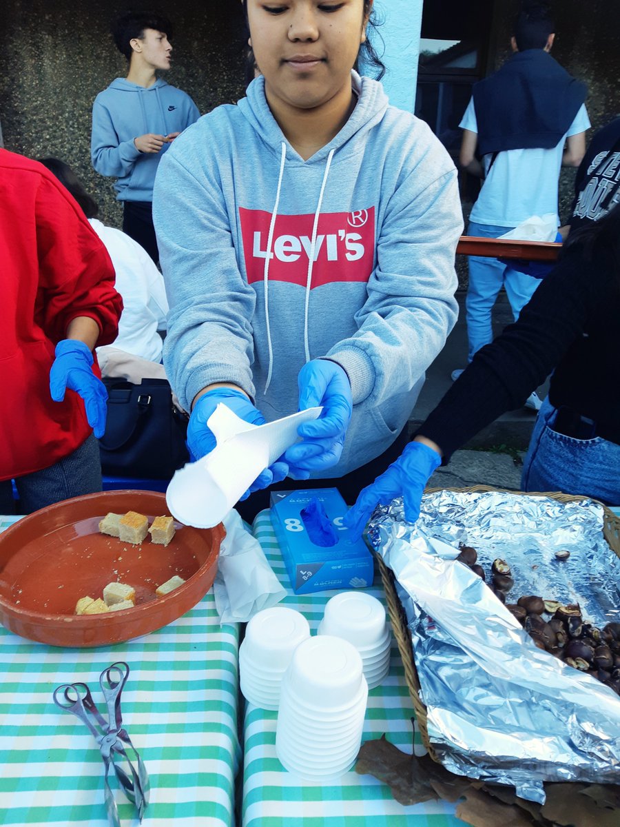 São Martinho 🌰🍁

Os alunos dos primeiros anos dos cursos de cozinha e
restaurante, prepararam hoje à tarde o magusto para
toda a escola. 🍂