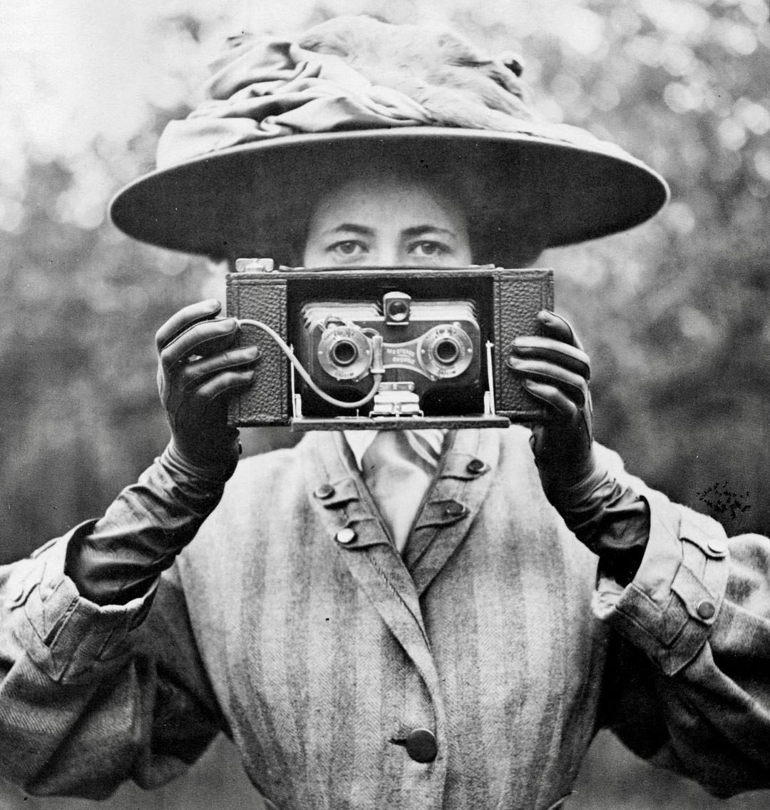 Фотограф со старинным фотоаппаратом