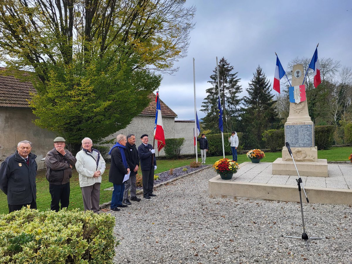 Cérémonie à Brasles #11novembre, fleurissement des tombes des anciens combattants  pour ne pas oublier le passé.