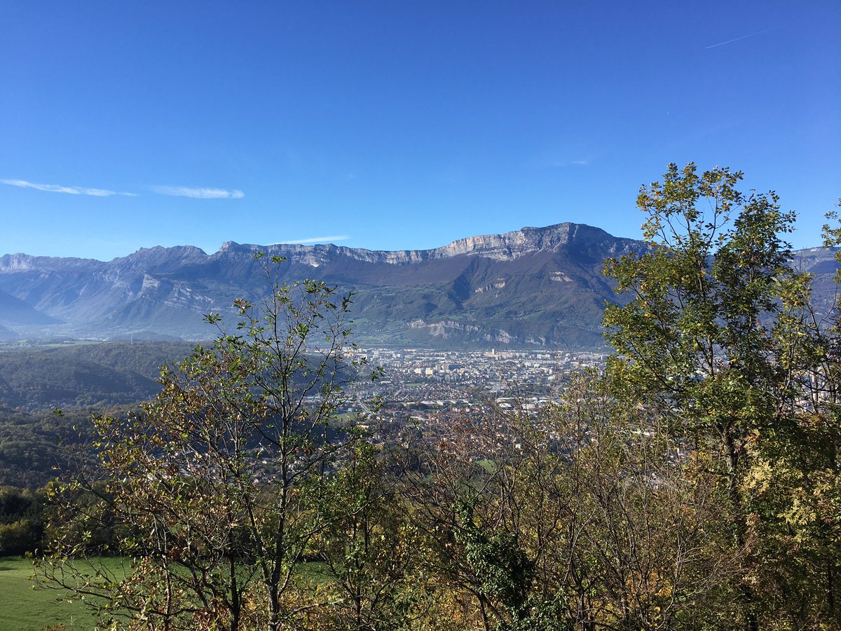 L’agglomération grenobloise depuis les hauteurs d’Eybens 😍
#RandoSansAuto #Eybens #Grenoble #Vercors #Belledonne 
visorando.com/randonnee-belv…