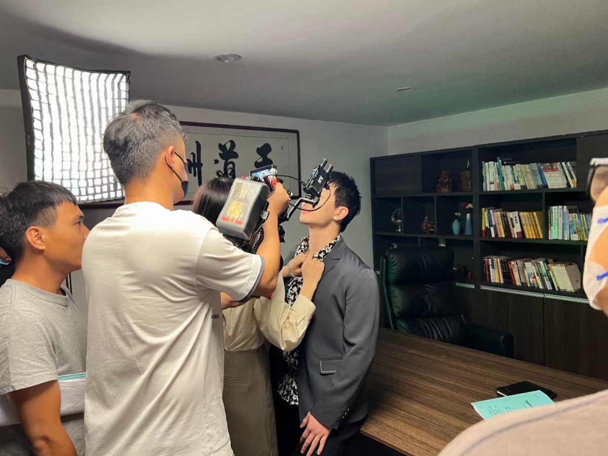 福利姬A哥分享的黄推图片2 - 网红私拍内容