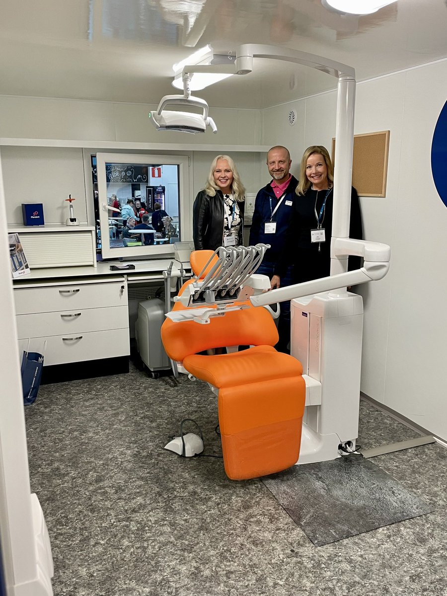 Hammaslääkäripäivillä Plandentin uusi hieno liikkuva hammashoitola, jollaisia varmasti jatkossa tarvitaan lähipalvelujen turvaamiseksi hyvinvointialueilla. Plandent on lahjoittanut viisi tällaista Ukrainaan. 
#suunterveydenhuolto #hammaslääkäripäivät