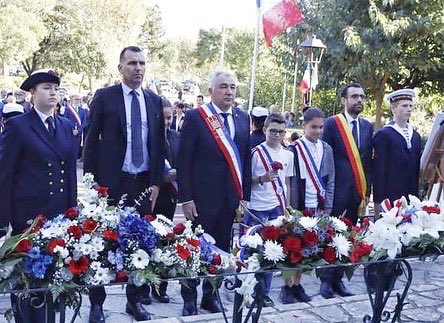 TBerettoni's tweet photo. En ce #11novembre, fier de remettre la gerbe de @MaRegionSud à Saint-Laurent-du-Var en hommage à nos soldats qui se sont battus sans relâche, avec courage, pour la 🇫🇷. 104 ans + tard nous n’oublions pas leur sacrifice, c’est notre histoire, c’est notre #DevoirDeMémoire. 

#slv06 https://t.co/s7relkCmWs