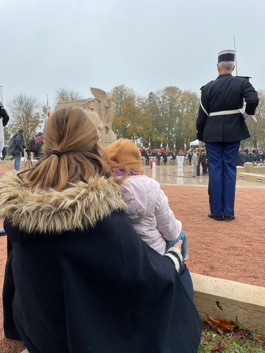 511eRTofficiel's tweet photo. Commémoration du #11novembre à Dijon et Auxonne pour les combattants logisticiens du 511. La jeunesse est associée à l’hommage rendu à tous ceux qui sont tombés pour la France. #EnLeurSouvenir #classesdefense #logops @bordatbenoit @JFCoiquil @AcademieDijon @Prefet21_BFC https://t.co/QfWK5nBBl2