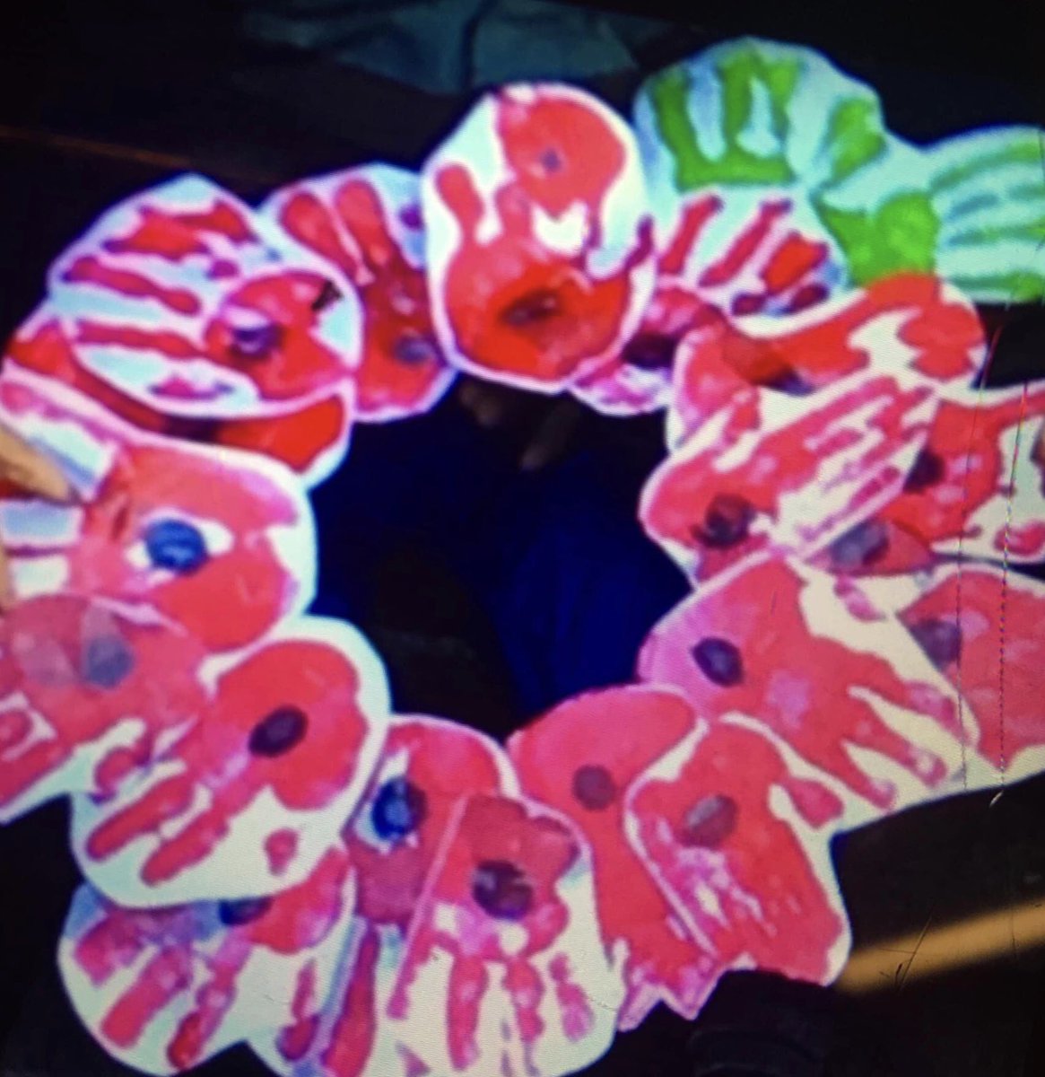 Lakes 6 created this beautiful poppy wreath using their hands ❤️ then went on a trip and placed the wreath on the monument in Vulcans Park ❤️ In memory of all soldiers #LestWeForget