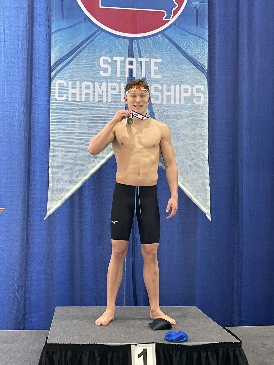 LHSswimanddive's tweet photo. Ian Everett is the state champion in the 100 Free!  He broke his own school record from prelims with a time of 44.76!!  He is the back-to-back state champion in that event! https://t.co/moWeA9XDdn