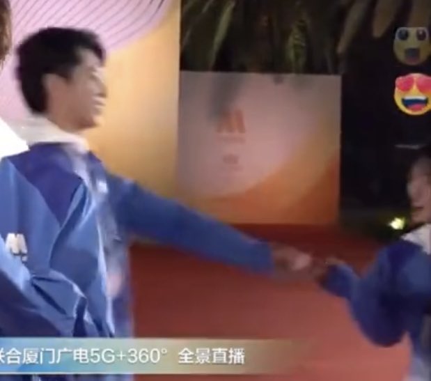 VitaminYue's tweet photo. Caught in the act, you flirts  😂💜💛 https://t.co/hhlnRRPLQ6