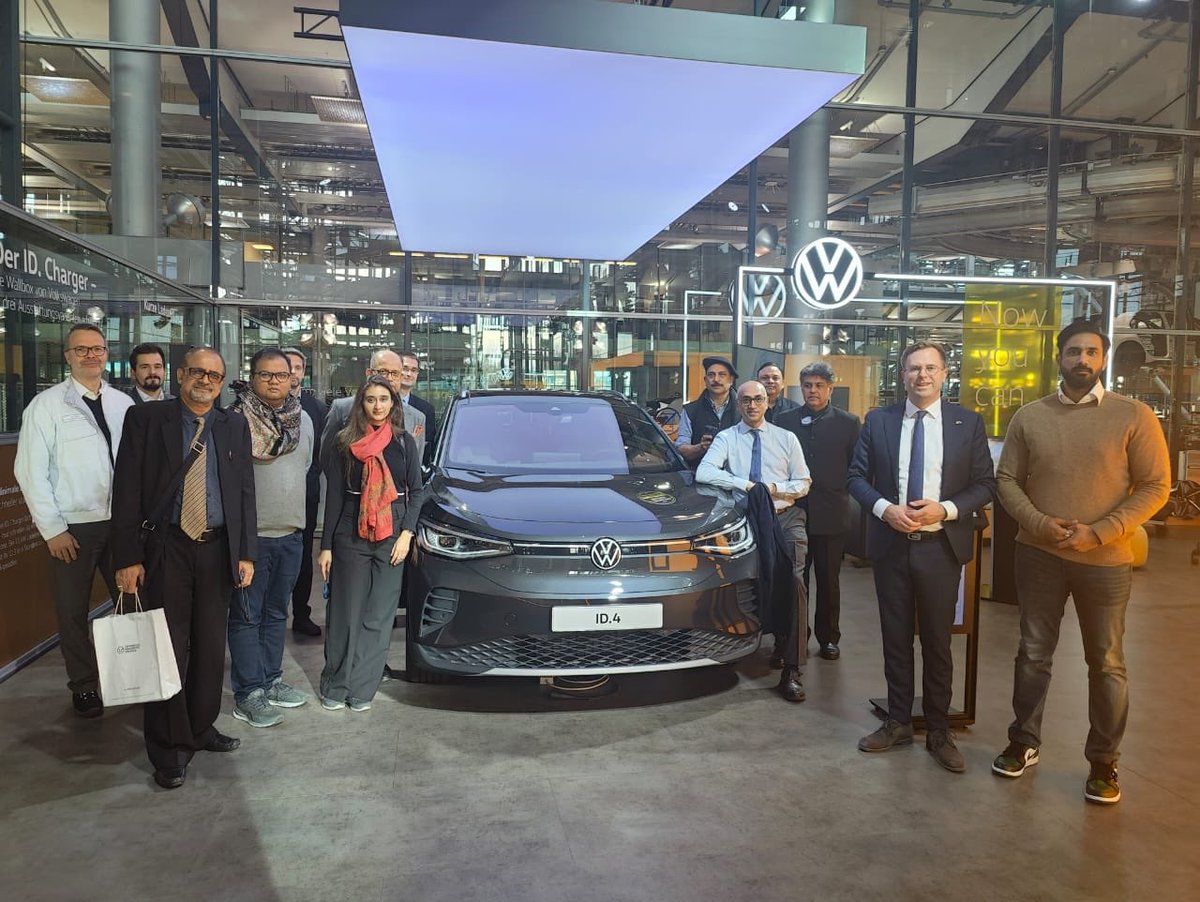 ManishTewari's tweet photo. At the Volkswagen Electric Automobiles manufacturing facility in Dresden Germany. In the pic among others @RajivPratapRudy , @JayGalla , @Amar4Odisha @buzzindelhi @haack_a &amp; @ManishTewari https://t.co/58Iv0i8fYH
