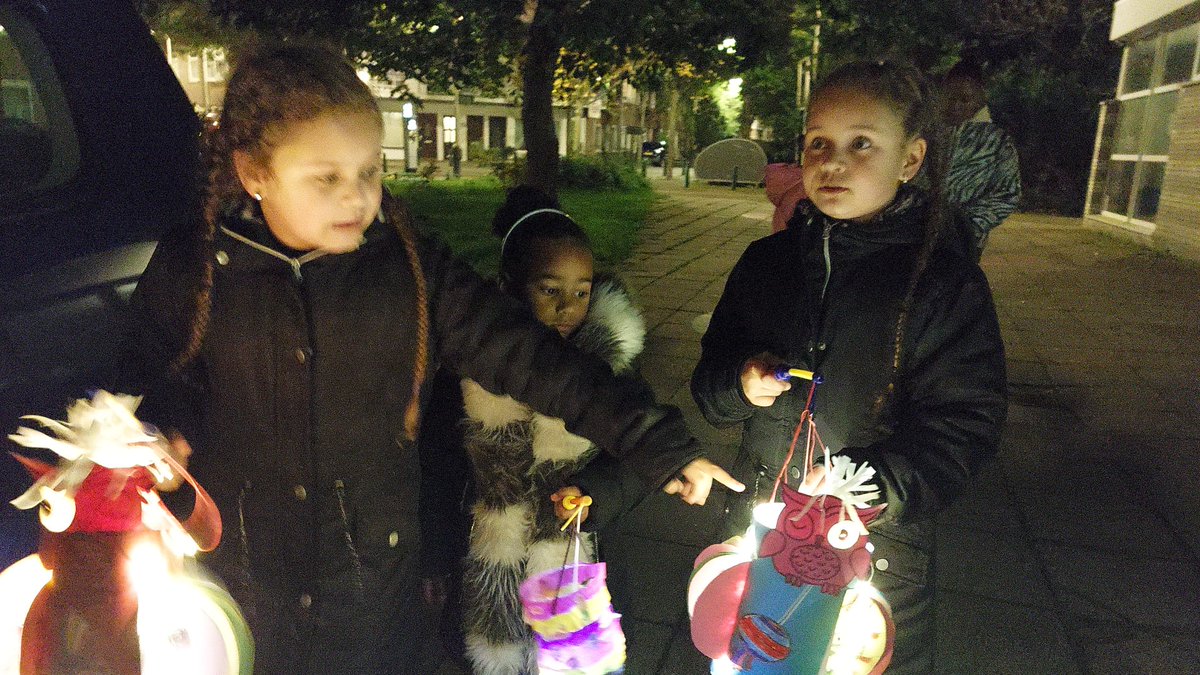 Eerst een #warme #chocomelk bij <a href="/SchetsStichting/">Stichting SCHETS</a> en dan de #lampionnenoptocht door #Spoorwijk