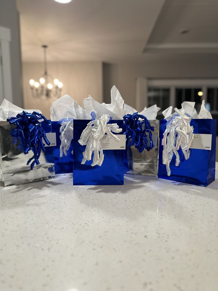 Out in GR meeting and greeting our business customers. Showing them some AT&amp;T 💙. #WomenInBusiness #lifeatatt #ATTBusiness <a href="/stacey_mcclung/">Stacey McClung</a> <a href="/ATTWomenOfBiz/">Women of Business</a>