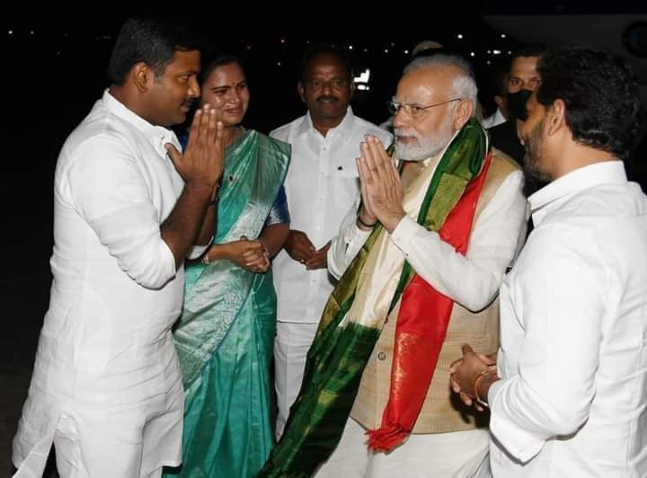 mahadevwritings's tweet photo. @PMOIndia: వామ్మో వీడా..ఇప్పుడు నమస్కారం చేసి.. రేపు నేనే వాడికి నమస్కారం చేశానని అంటాడు.. మొఖం పక్కకు తిప్పేసికుంటే పోలే ..😂😂😂 #GudivadaAmarnath https://t.co/BD0vTOZBcI