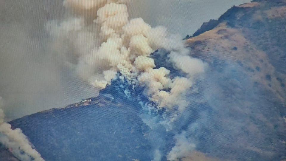 NuevoTiempoCue's tweet photo. #ATENCIÓN
Un incendio forestal de grandes proporciones se registra desde la mañana de este viernes en la comunidad #Charcay, parroquia #Juncal. Bomberos de #Cañar, #Suscal y #ElTambo trabajan en el lugar. https://t.co/qrP9jDCWYZ
