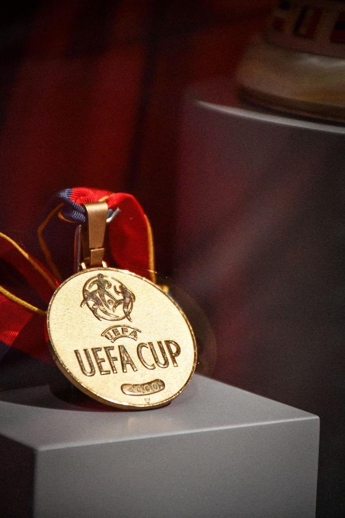 cb_kutuphane's tweet photo. Galatasaray’ın 1999-2000 sezonunda Arsenal’i penaltı atışları sonrasında 4-1 yenerek kazandığı UEFA Kupası ve 2000 yılında Real Madrid’i 2-1 yenerek kazandığı Süper Kupa 
#ŞutveGol
Türk Futbol Tarihi Sergisinde… https://t.co/Q28RX6ozNz