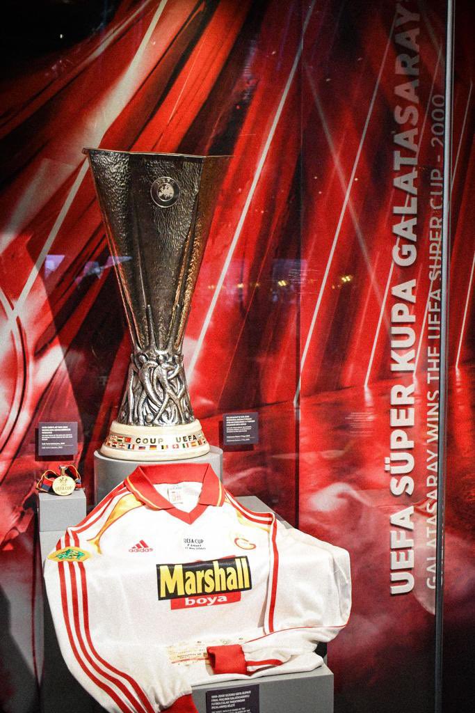 cb_kutuphane's tweet photo. Galatasaray’ın 1999-2000 sezonunda Arsenal’i penaltı atışları sonrasında 4-1 yenerek kazandığı UEFA Kupası ve 2000 yılında Real Madrid’i 2-1 yenerek kazandığı Süper Kupa 
#ŞutveGol
Türk Futbol Tarihi Sergisinde… https://t.co/Q28RX6ozNz