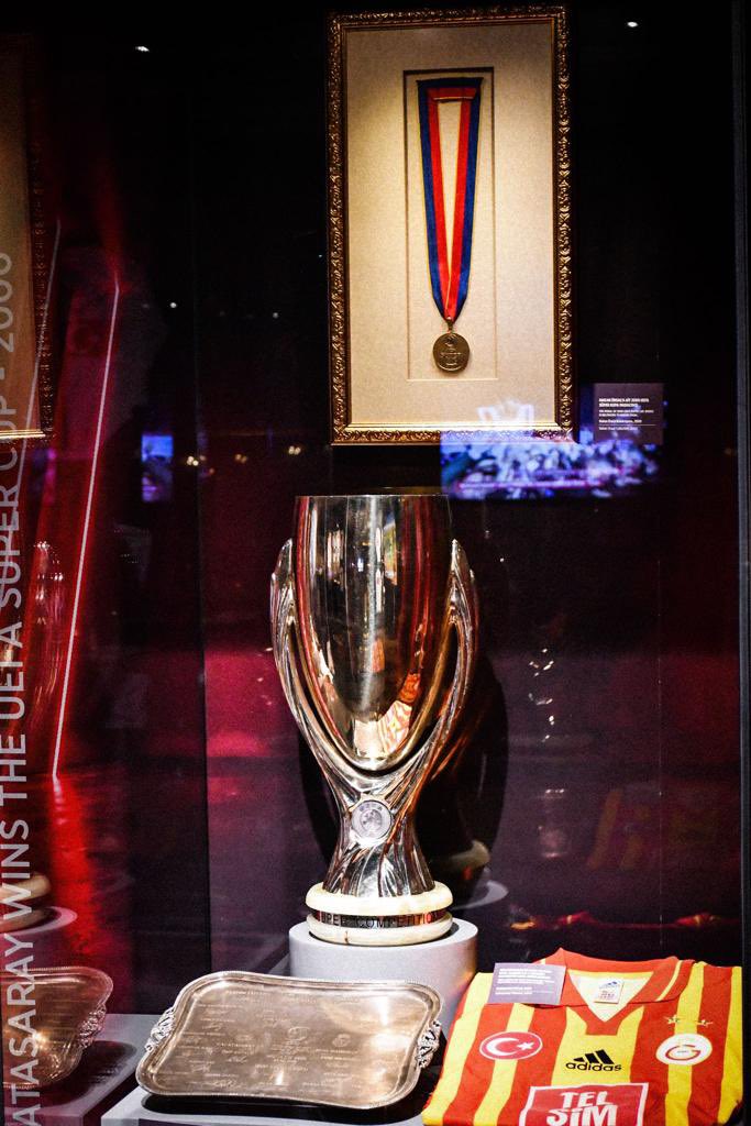 cb_kutuphane's tweet photo. Galatasaray’ın 1999-2000 sezonunda Arsenal’i penaltı atışları sonrasında 4-1 yenerek kazandığı UEFA Kupası ve 2000 yılında Real Madrid’i 2-1 yenerek kazandığı Süper Kupa 
#ŞutveGol
Türk Futbol Tarihi Sergisinde… https://t.co/Q28RX6ozNz