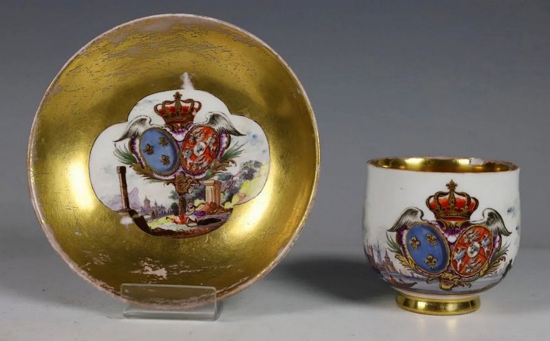 Tout juste préemptée 6000 € marteau chez Bayeux Enchères, une nouvelle tasse du service en Meissen de la reine Marie Leszczynska rejoint les collections du <a href="/CVersailles/">Château de Versailles</a> qui s'efforce depuis quelques années de rassembler les vestiges de ce bel ensemble 👏 #FragileDiplomacy