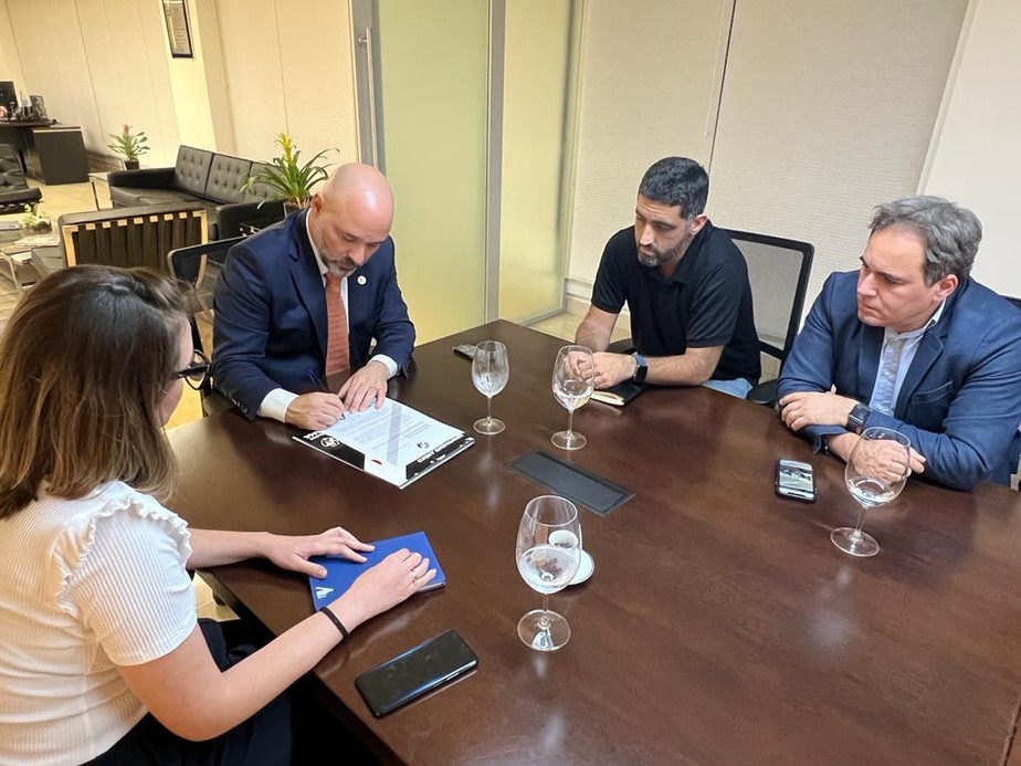 TorcedorVasco's tweet photo. Vasco se reúne com conselheiro do TCE que suspendeu licitação do Maracanã https://t.co/3myR4Ruycf https://t.co/wDP0OouMAe