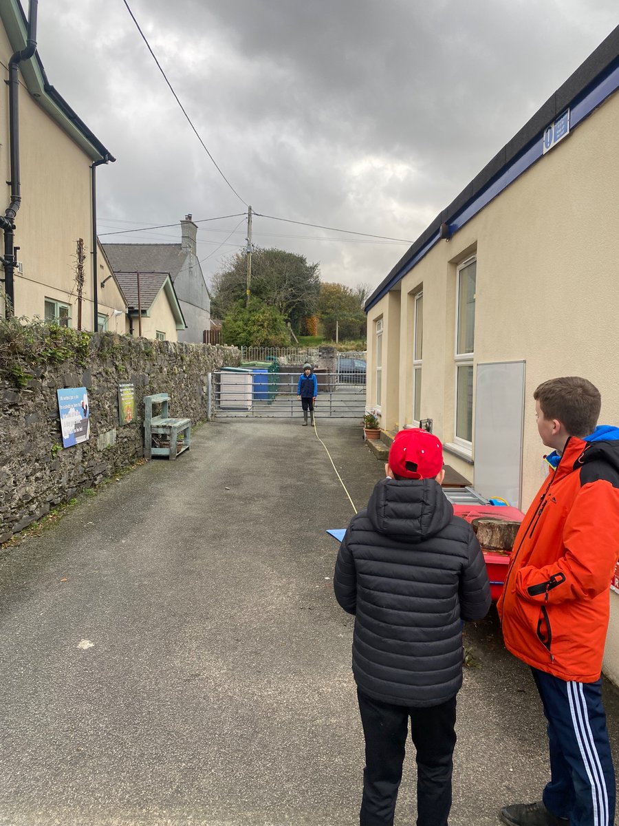 YsgolTregarth's tweet photo. Heddiw, bu plant blwyddyn 5 a 6 yn brysur yn yr awyr agored yn archwilio gwahanol ffyrdd o wneud trydan ar iard yr ysgol! Braf oedd gweld pawb yn rhannu syniadau a chydweithio er mwyn datrys problemau. Diolch o galon i @DawnNaturedays am y profiad gwerthfawr #4diben #profiad https://t.co/AjFMw8Kxk1