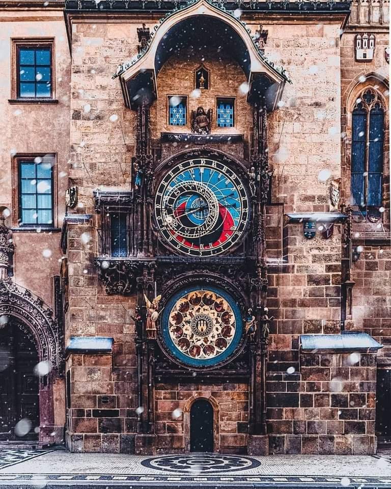 RincnCuriosoo's tweet photo. Reloj astronómico más antiguo del mundo que aún está en funcionamiento.

Instalado en el año 1410, este reloj gigante al aire libre en el centro de Praga, República Checa, ha estado funcionando durante más de 6 siglos. https://t.co/Q4arwOkiHk