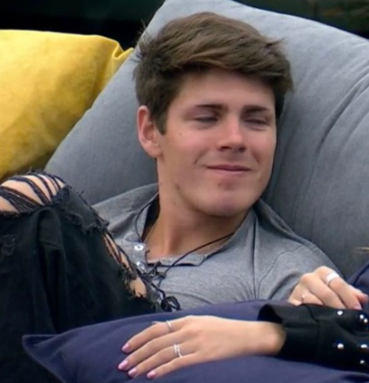 berrettasofi's tweet photo. los participantes de gran hermano as personajes de the office

Marcos es Jim
como ya dije es el pibe timido y gracioso que quiere conquistar a la que esta de novia poniendola a sus pies con mini detalles como comida y regalos. Mira a la camara haciendo gestos graciosos (? https://t.co/zO0VFbzmUR