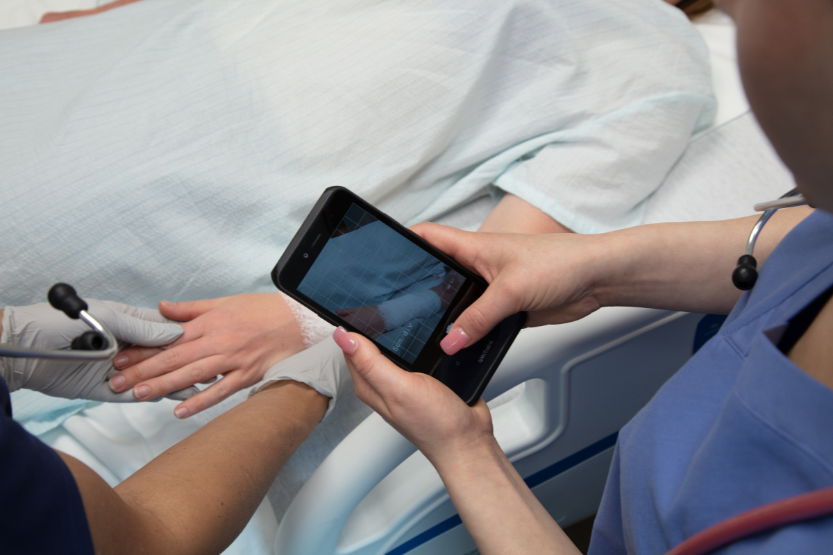 A typical health system manages 18 #EMR vendors. Spectralink enterprise-grade smartphones integrate with leading #healthcare applications such as EHR/EMR, nurse calls, patient monitoring, secure messaging, clinical safety, RTLS, and more. tinyurl.com/26atcdyv