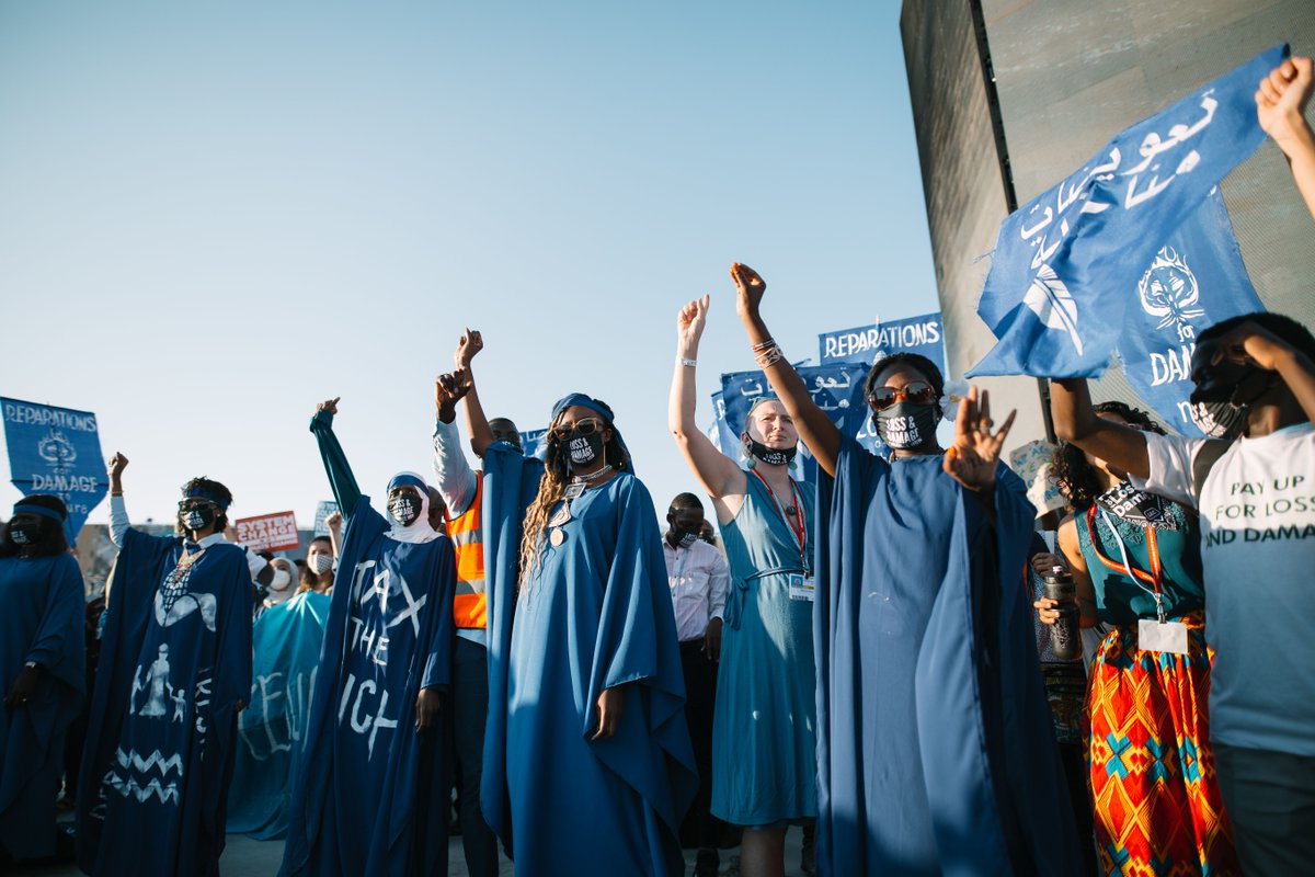 Greenpeace's tweet photo. 🌊 After a year of unprecedented climate impacts across the world, women from Global South are bringing the flood from their homeland to #COP27 to remind polluters that climate damage is done and #ClimateJustice must be served  ⚖️  #FloodTheCOP27

📸: Bianka Csenki https://t.co/sVV8pHNej9