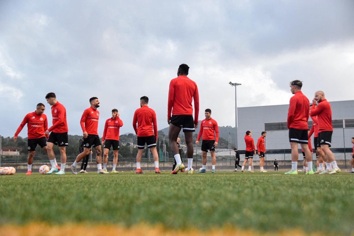 fcandorra's tweet photo. ⚽️ Entrenament previ al partit de Copa de demà al Camp de Futbol Torre dels Enagistes

🙌🏻 Gràcies @cd_manacor pel tracte!

#SomTricolors 🔵🟡🔴
#Morabanc 
#LaCopaMola https://t.co/U4jl04qouR
