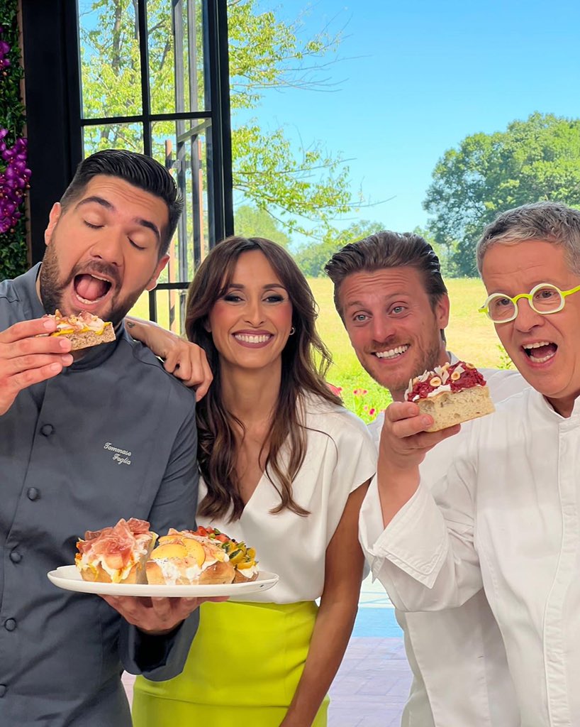 benedettaparodi's tweet photo. Basta una pizza per rendere tutti felici!🍕♥️ Questa sera a #BakeOffItalia si mettono le mani in pasta.. e ovviamente i dolci in forno! Non perdetevi una nuova puntata alle 21.20 su @realtimetvit ♥️ https://t.co/x9Mzu9zsB4