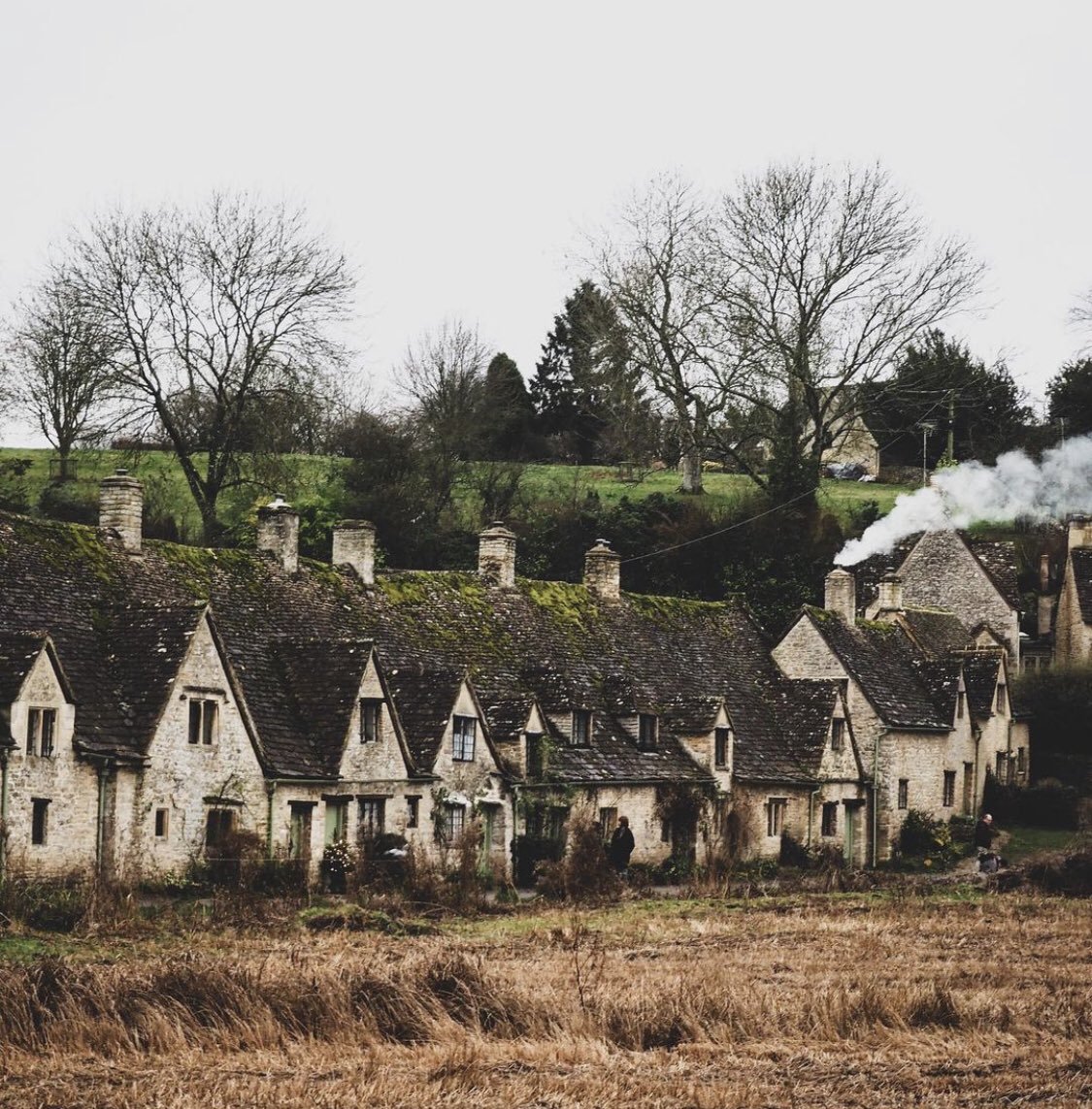 Dein Großbritannien-Moment: Die berühmte Arlington Row, eine der ältesten Straßen in England, findet ihr in den Cotswolds in der urigen Ortschaft Bibury. Tipp: Im örtlichen Pub unbedingt Tea &amp; Scones geniessen! #england #Großbritannnien #reise