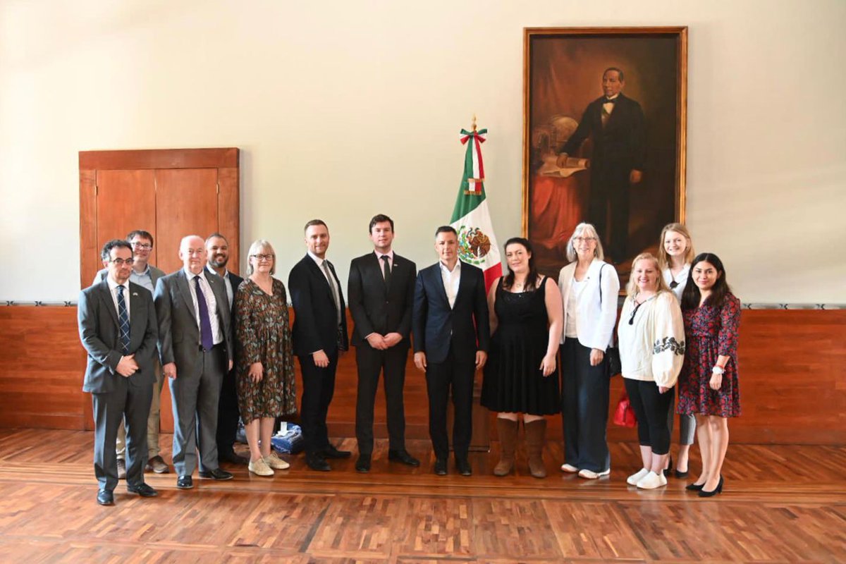 German_Espinosa's tweet photo. Oaxaca continúa estrechando lazos de cooperación con el mundo; el gobernador @alejandromurat recibió al embajador @JonBenjamin19 de @UKinMexico y una delegacion del @UKParliament. El trabajo del @GobOax es permanente. https://t.co/gwiTOfm02Q