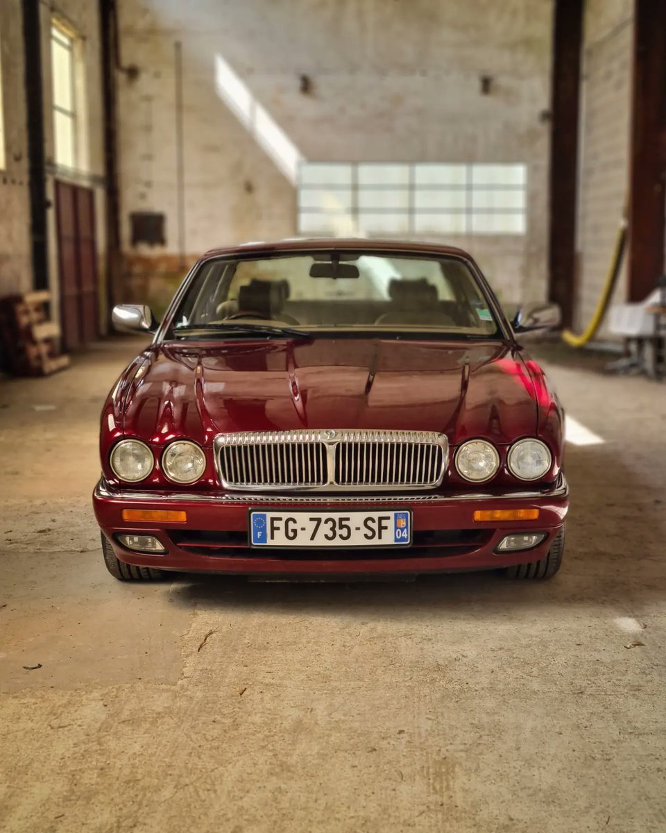 julienrosburger's tweet photo. Maintenant sur ▹#PoaTv◃ Pourquoi cette #Daimler est la dernière vraie Jaguar ! https://t.co/XJZxO819ke