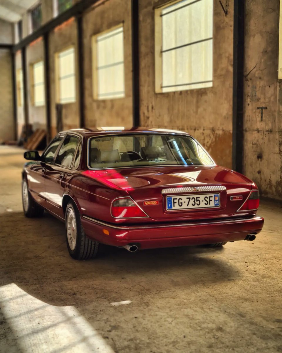julienrosburger's tweet photo. Maintenant sur ▹#PoaTv◃ Pourquoi cette #Daimler est la dernière vraie Jaguar ! https://t.co/XJZxO819ke