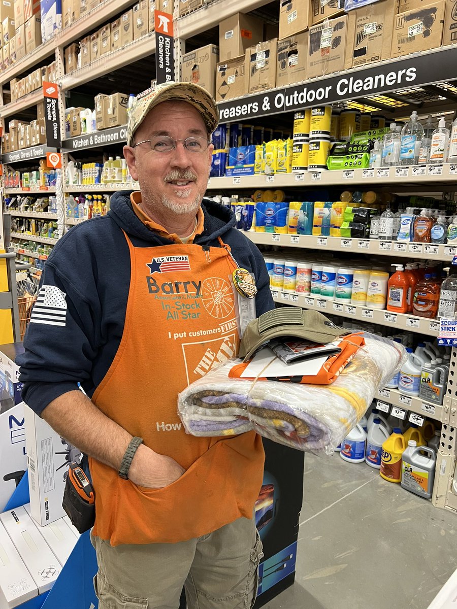 popcap20's tweet photo. Happy Veteran’s Day to all the Veterans today. Thank you for all the service and sacrifice you and your families have given to us and our families. We love you all!! #unstoppable4422 #PacNorthProud #DrivingD53 https://t.co/XZH3cPuhgt