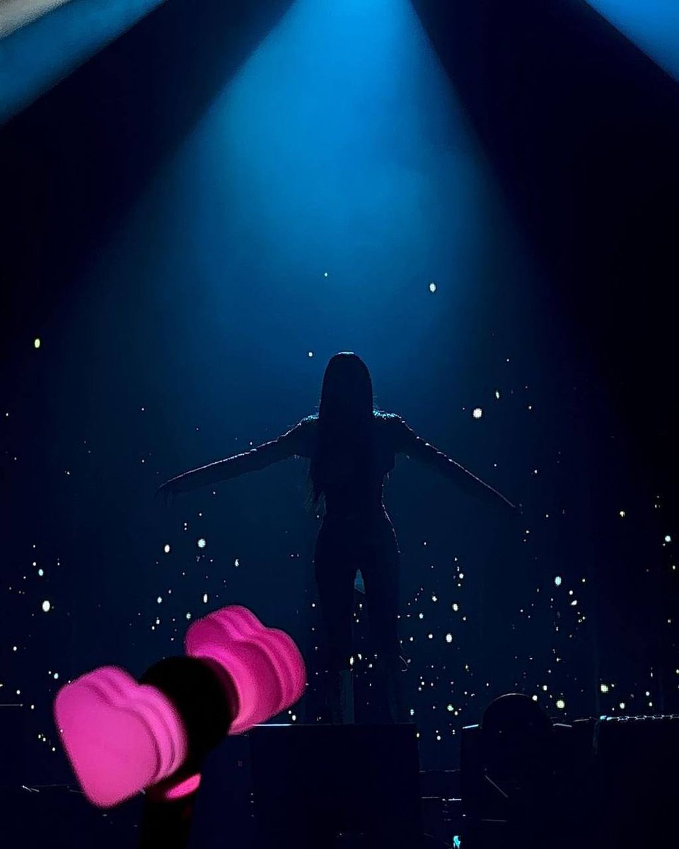 Rose59614869's tweet photo. Lisa from the concert. Back view. 🔙🔥🔥🔥👑 ❤️
#lisa #lalisa #blackpinklisa #LISAMANOBAN #dancementorLisa #moneydanceperformances #blackpink #blink #lisaatworldtour #lisasbackview #lilies #lisanation #liliteam https://t.co/mXnIAZzGlI