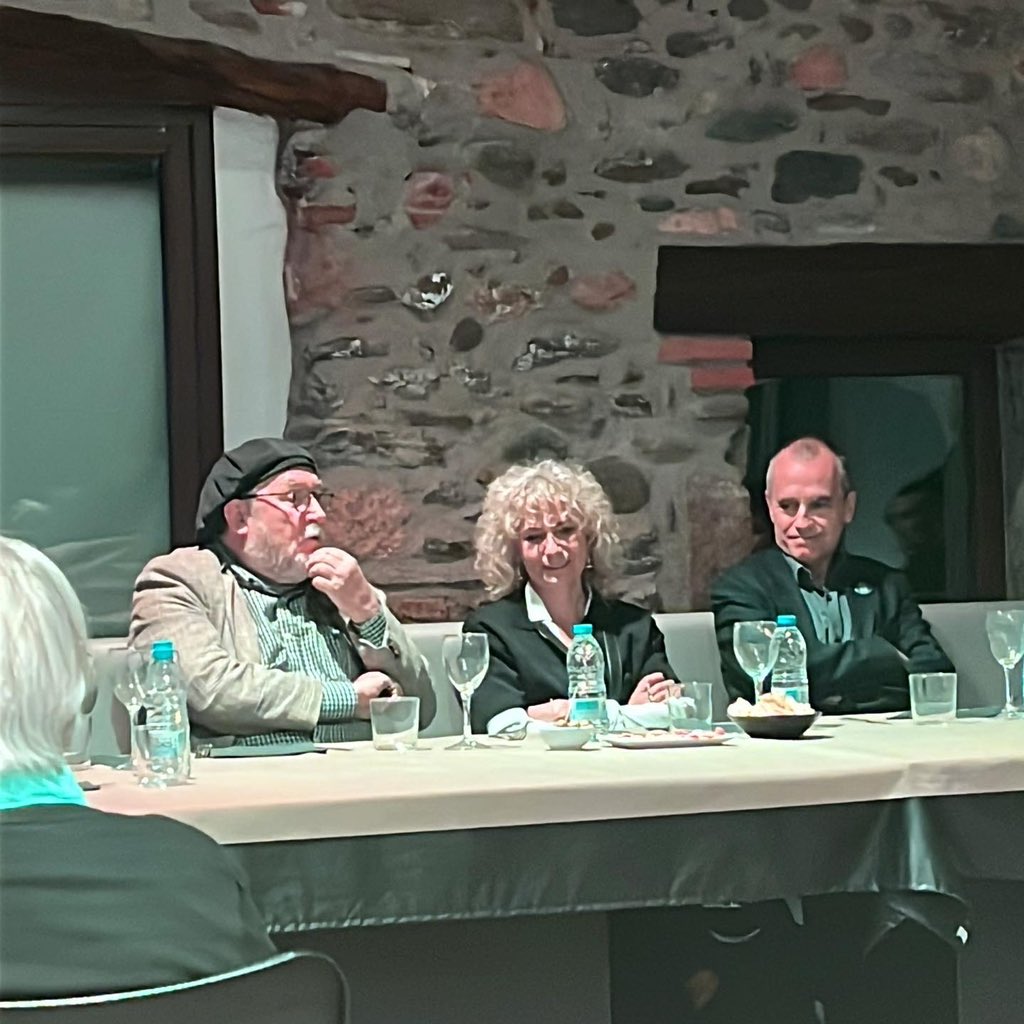 Ahir al vespre,“Escoltar i pensar en el temps de la pressa” amb Mònica Terribas.

La pressa és enemiga del coneixement i hem de fer el possible per trobar temps pel pensament.

Moltes gràcies Mònica, un plaer escoltar-te i reflexionar👏

#CercleBaixMontseny #BaixMontseny