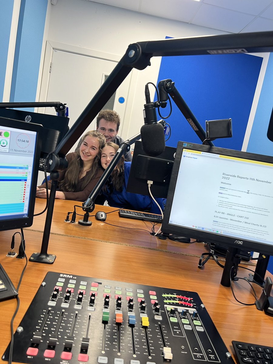 _evebennett's tweet photo. It’s a @NewsAssociates affair tonight at @ThisisRiverside 📻

I’m running the desk solo for tonight’s #RiversideReports - with @Jasmine_Laws01 and @dakin_olivia presenting! 

(and @CamHall0211 representing for City uni 😅) https://t.co/M407P1ti1e
