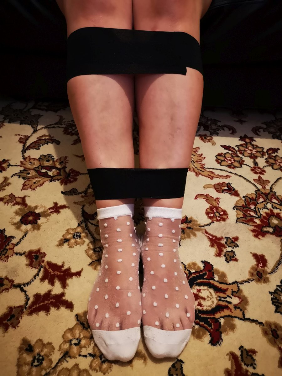 Clear socks with white spots 😍
#foot #feet #socks #tape #blacktape #footfetish #legs #izzi #izzibound