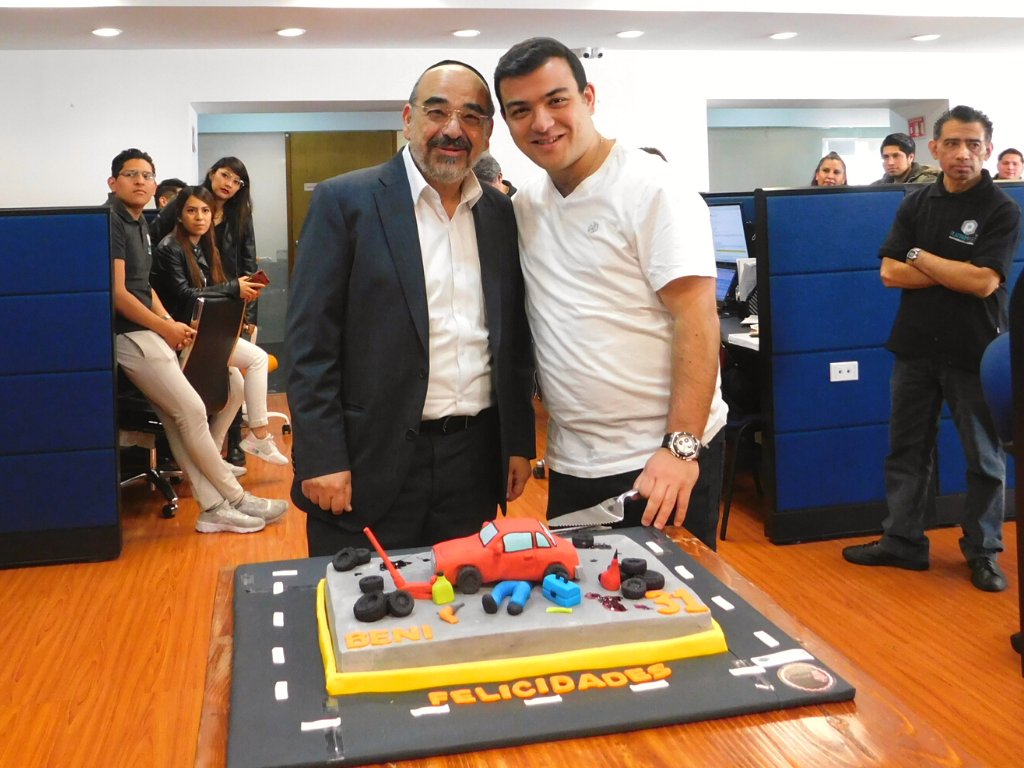 GrupoPlatinumMX's tweet photo. El #TeamPlatinum felicita a Benjamin Srugo, Director General, por su cumpleaños. Mantén el corazón y la esperanza de ese gran líder que eres.

Brindamos soluciones integrales para tu flota

#GrupoPlatinum | #PlatinumFleet | #PlatinumFix | #Vloot | #Supertech | #BateríasExtrema https://t.co/JROAfeqz4V