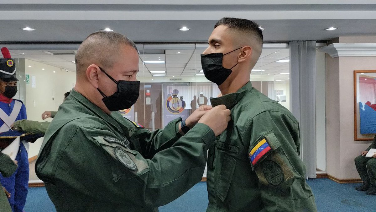 ejercito_ve's tweet photo. El GD Rafael Suarez Rodríguez, Director TIC del EJB, presidió el acto de clausura del II Curso de Nivel I de Comunicaciones e Informática dictado al personal de Tropas Profesionales, nos mantenemos en constante preparación en las diversas áreas de las Telecomunicaciones. https://t.co/CZDOhxUr4G