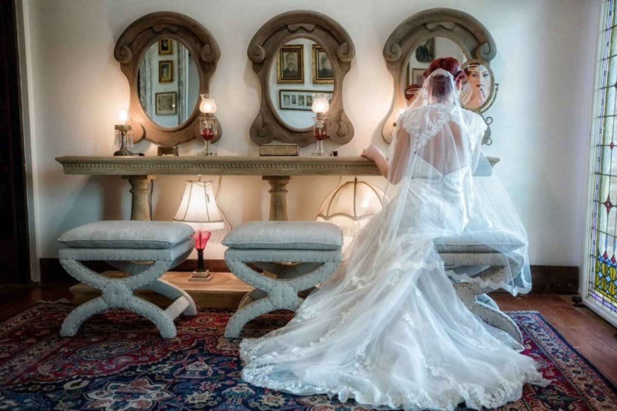 1880Union's tweet photo. Your wedding look is never complete without the perfect lipstick! 
...
Venue // 1880union
Photography // @eric_killingsworth 
coordinator // @tdahlgrenevents https://t.co/l8gL639AAS