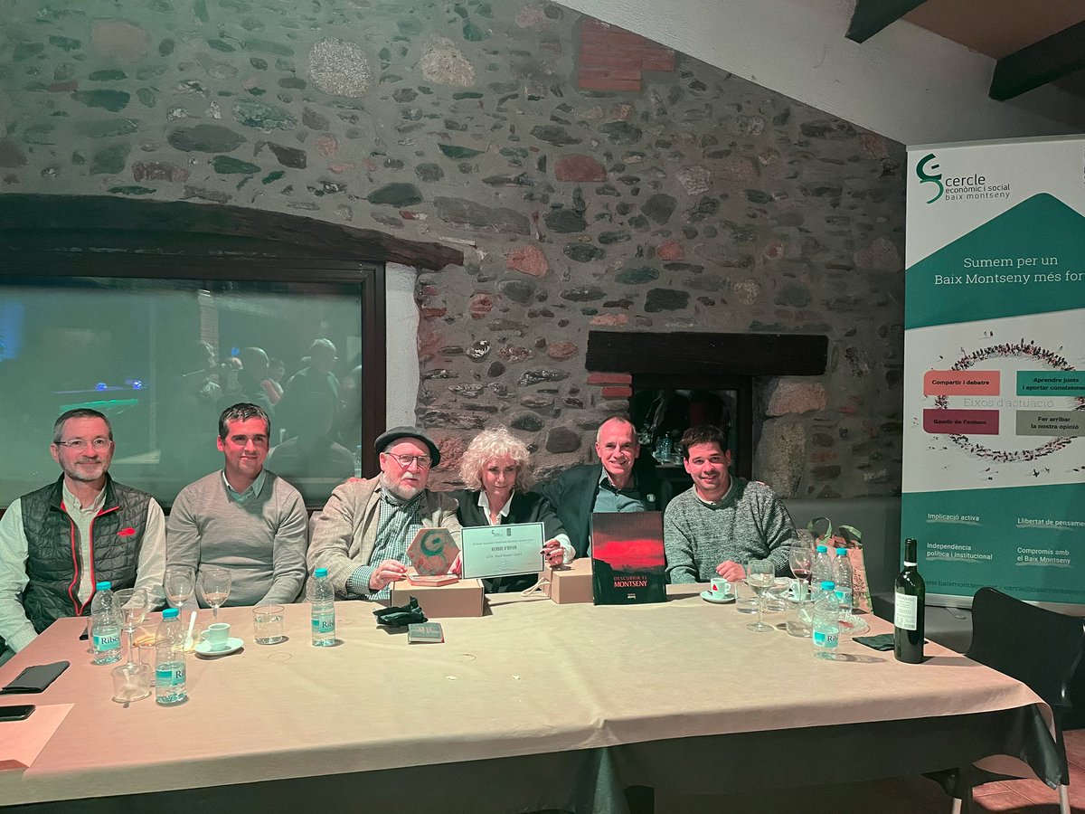 Emotiu i merescut reconeixement al Dr. Martí Boada com a Membre d’Honor del Cercle per la seva aportació i gran dedicació a la nostra entitat. 

Enhorabona, Martí🤗

#cerclebaixmontseny #BaixMontseny <a href="/MartiBoada/">Martí Boada</a> <a href="/joaquimdeulofeu/">Joaquim Deulofeu</a> <a href="/XAVIERCLOPES/">VIER</a> <a href="/raulgr82/">Raül 🎗</a>