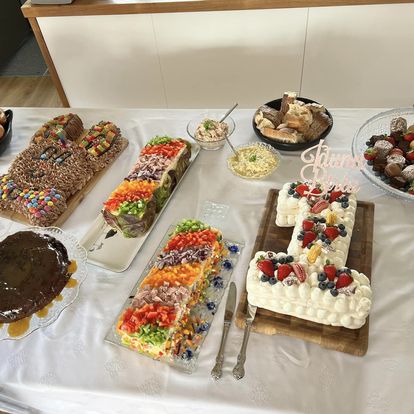 Hæ vinir. Ég er laus í hvers kyns matarsprell. Vantar ykkur indverska veislu, súpu og salat í saumó, smárétti í fermingu eða bara bjór og brauðtertu á laugardagseftirmiðdegi? Hér eru nokkrar myndir af því sem ég hef gert og endilega hafið samband