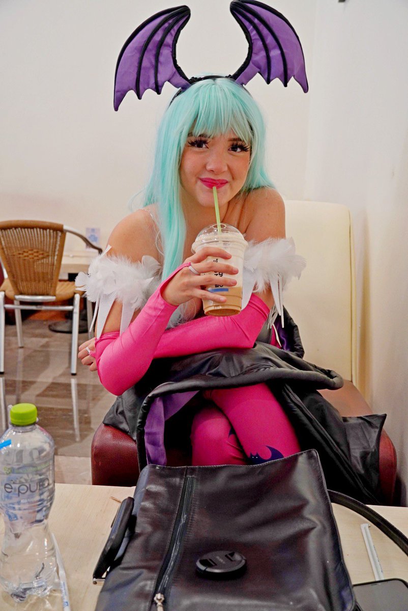 FerHimuraa's tweet photo. POV: You took Morrigan on a coffee date. #MorriganAensland #Darkstalkers #Capcom #StreetFighter #Cosplay #CoffeeTime https://t.co/GxhwHVIvvH