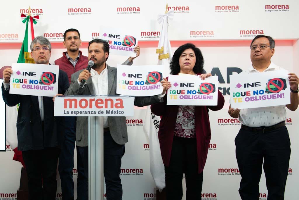 Sebas_RM's tweet photo. En conferencia de prensa denunciamos el acarreo que está operando el PRIANRD de Claudio X González para este domingo. Hacemos un llamado a toda la ciudadanía a que no se deje extorsionar

 Si no quieres ir a la marcha del INE, ¡que no te obliguen! https://t.co/zz0tyYybI1