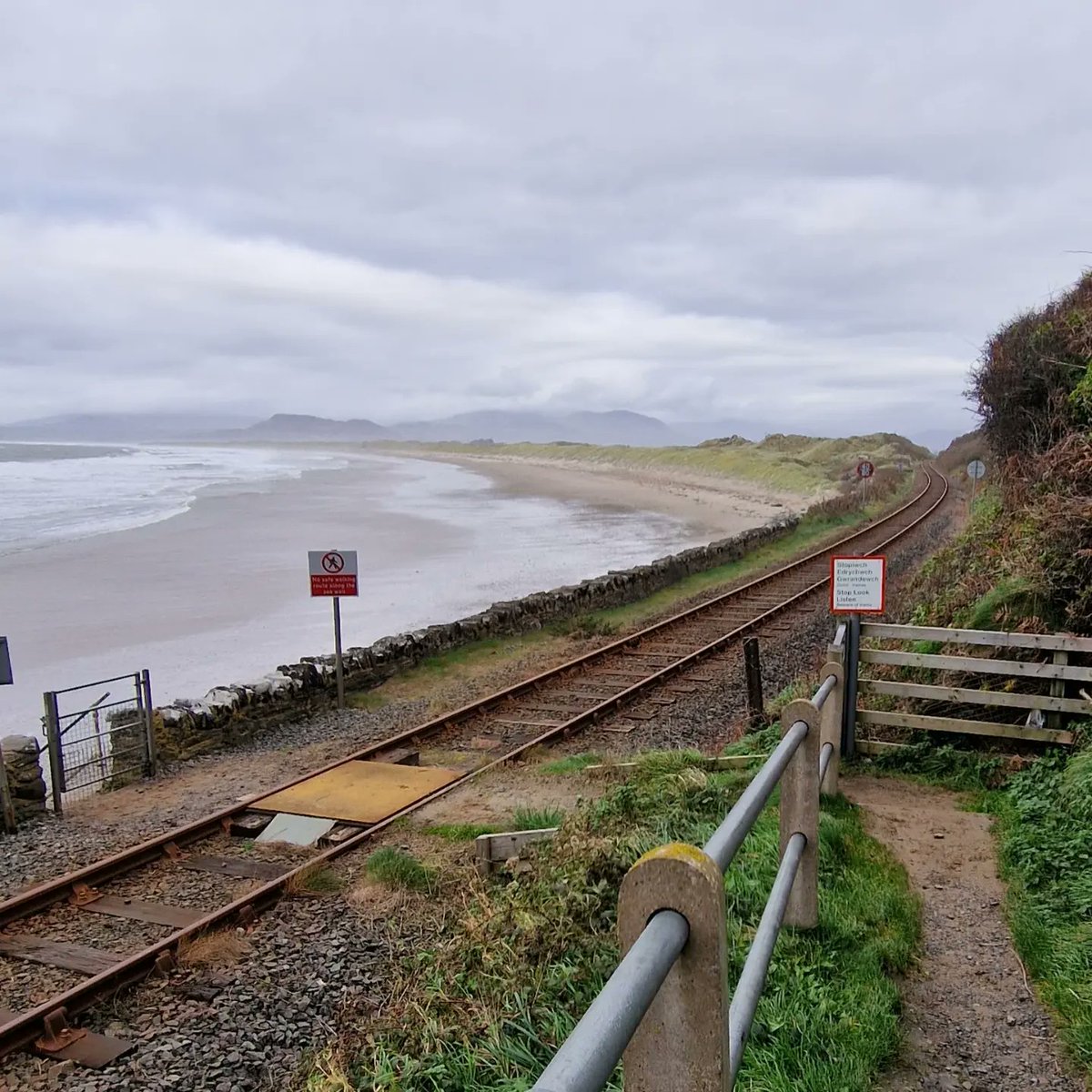 QuietWalks's tweet photo. Is this the most scenic railway crossing in Britain? #harlech @CambrianLine https://t.co/esFwzzAKTy
