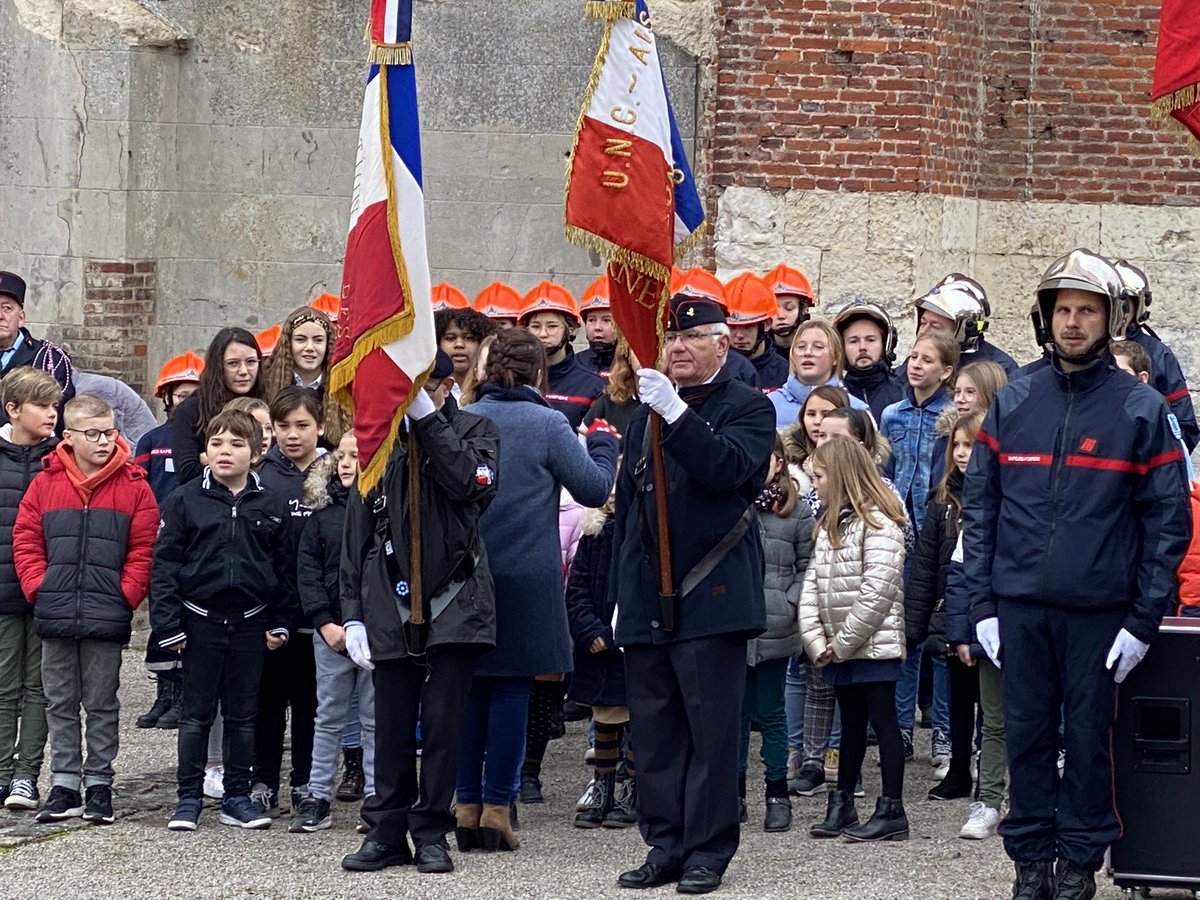 104 ans après, nous commémorons avec la jeune génération, héritière du passé et espérance de l’avenir, l’#Armistice de la Grande Guerre. C’est ici, dans l’Aisne, que triompha la ténacité du Poilu, de l’horreur du Chemin des Dames au Cessez-le-feu de la Pierre d’Haudroy. 🇫🇷