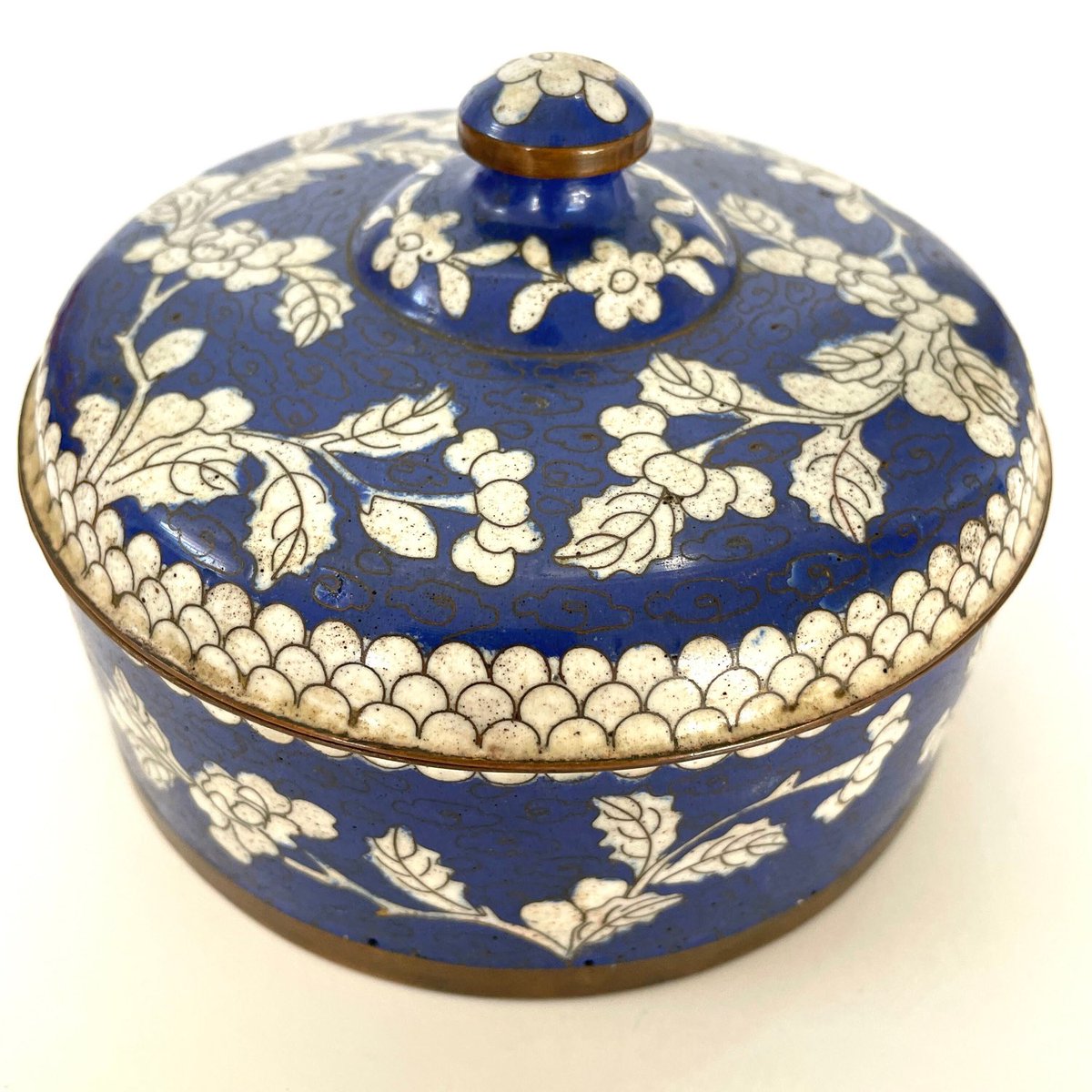 GlowingEmpires's tweet photo. Thanks for the kind words! β
β
β
β
β
"I can't believe how wonderful this pot is. it is beautiful and perfect. I was so thrilled when I got this!" Deb F. #etsy #collectiblebox #antiquebox #vintageshop #antiqueshop #antiquejewelry #giftshop #jewelryshop https://t.co/vOlQ3GSsA0 https://t.co/qmvSdjCeGW