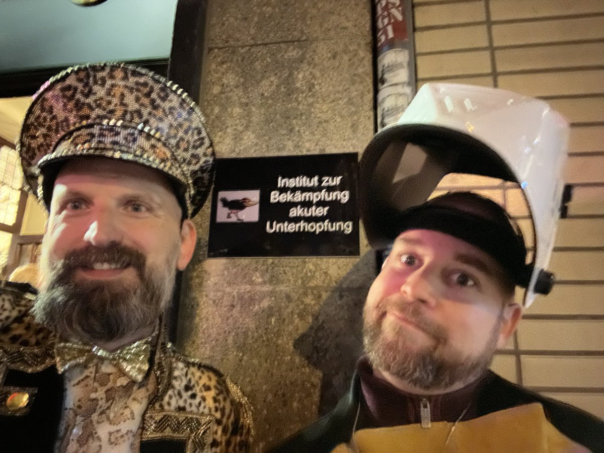 Mir @DoerteDev an unserem Bestimmungsort: Dem Institut zur Bekämpfung akuter Unterhopfung.  #Alaaf